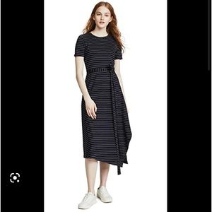 Short sleeve crew neck. Asymmetrical hem with slit at left side.